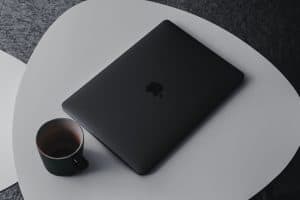 Ordinateur portable sur une table basse avec un café